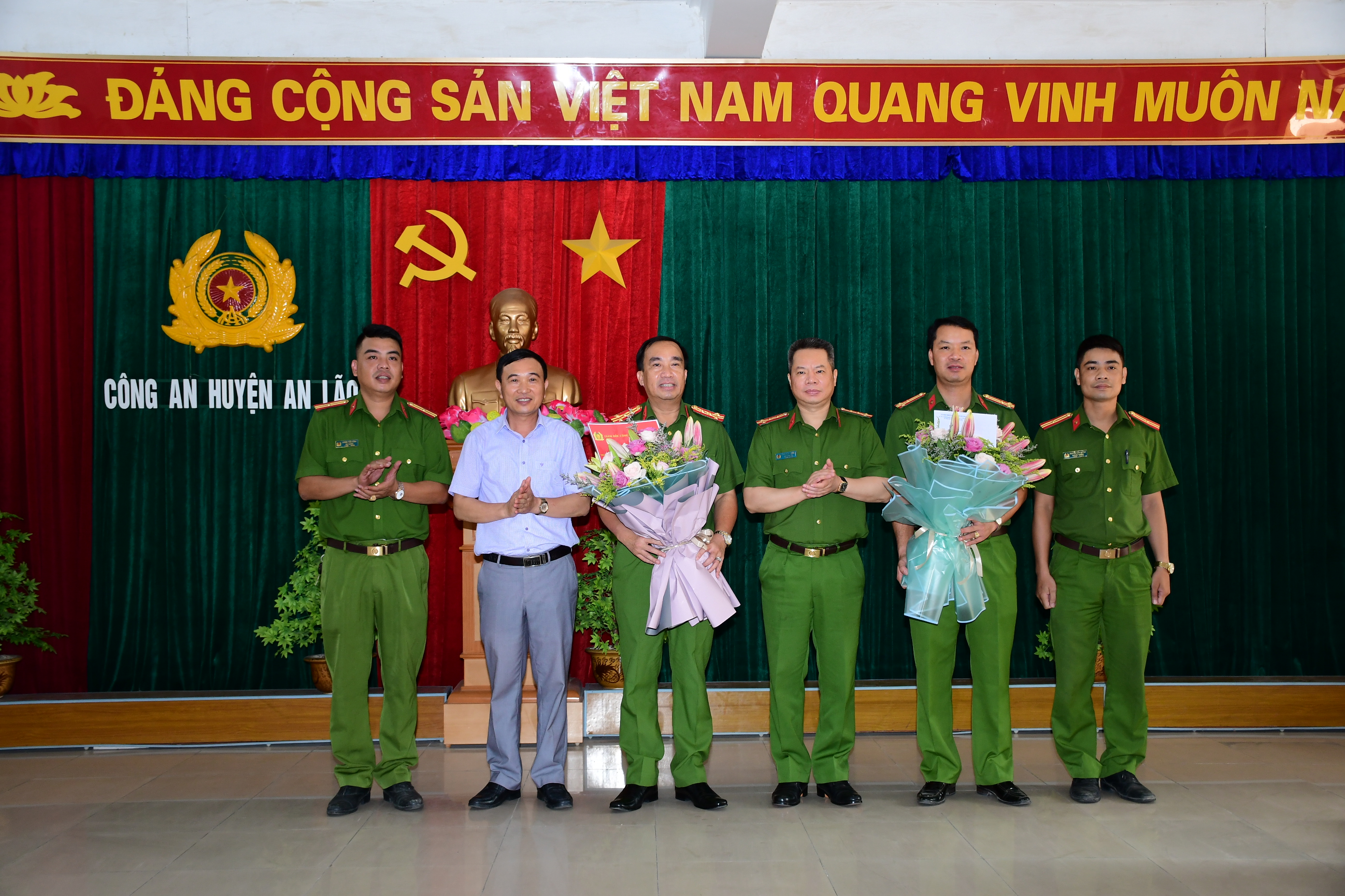 Khen thưởng Công an huyện An Lão phá chuyên án cướp giật tài sản